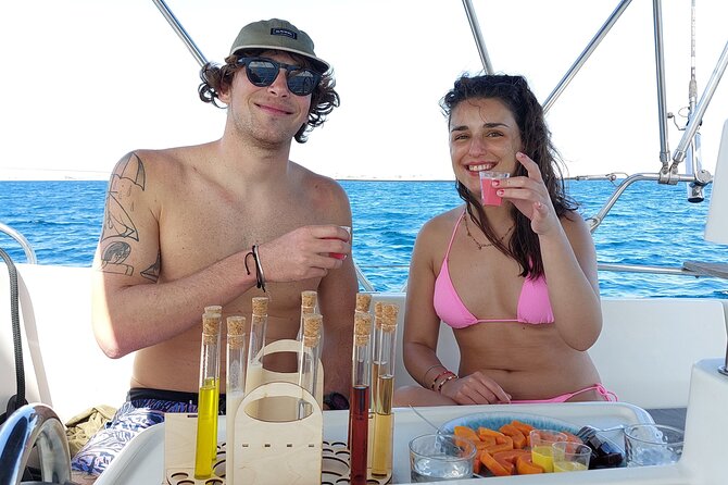 3 Hours Yacht Sailing Activity in Cabo Verde, Santa Maria - Onboard meals and drinks: fruit, biscuits, and the tuna tartar focus