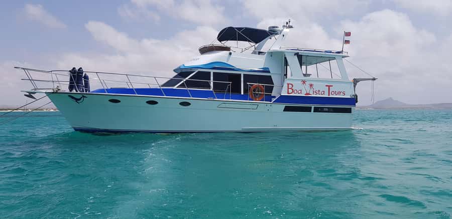 Boa Vista: Motoryacht Trip with Fishing, Snorkel, Beach BBQ - Bottom Fishing for Your BBQ, Without the Pressure