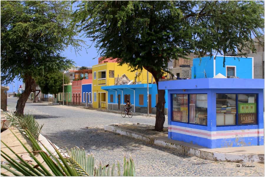 Boavista: City Tour with a Splash at Estoril Beach - Catholic Church and town streets: spotting the everyday landmarks