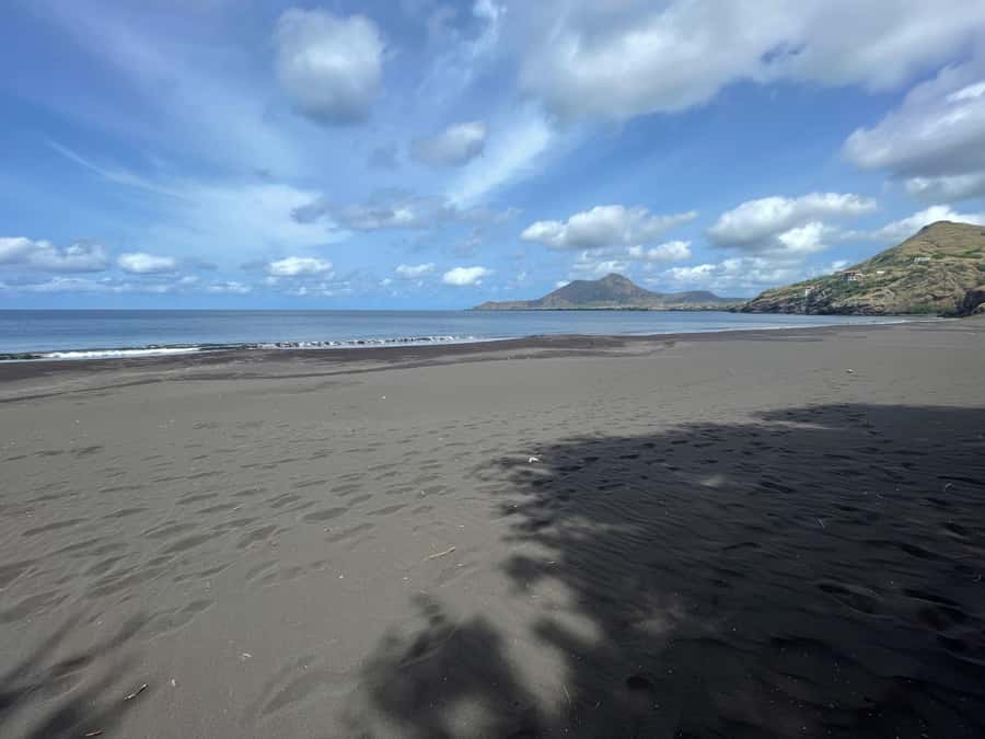 Discover the Black Sand Beach+the Natural Pool - Ribeira das Prata on Santiago: why the black sand works