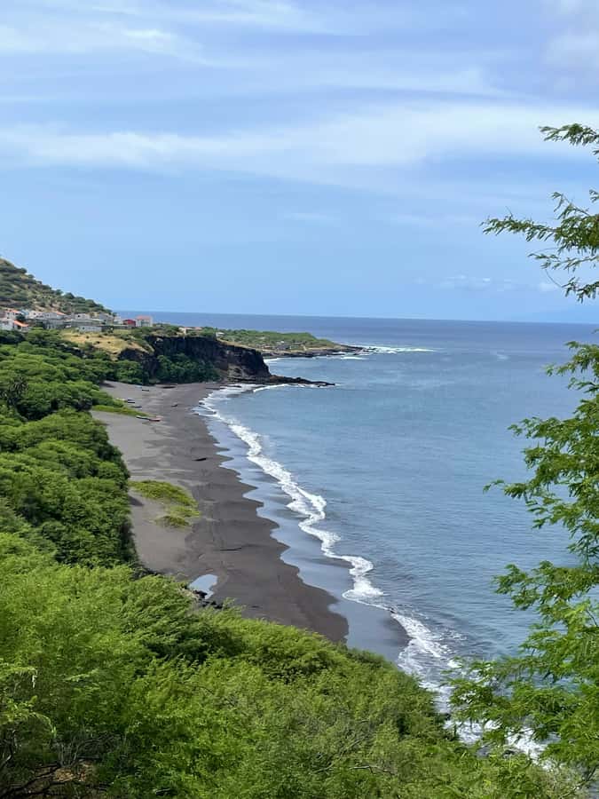 Discover the Black Sand Beach+the Natural Pool - Warm black sand, dramatic cliffs: how to enjoy the beach properly