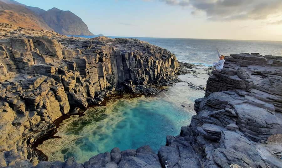 Discover the Black Sand Beach+the Natural Pool - The 4-hour flow: pickup, beach time, and pool breaks