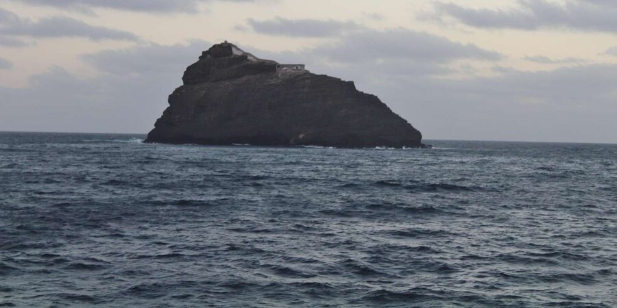 Hike from the Cova Volcano Crater to Ribeira Paúl - Zig-zag trail moments with big Paúl crater and ocean views