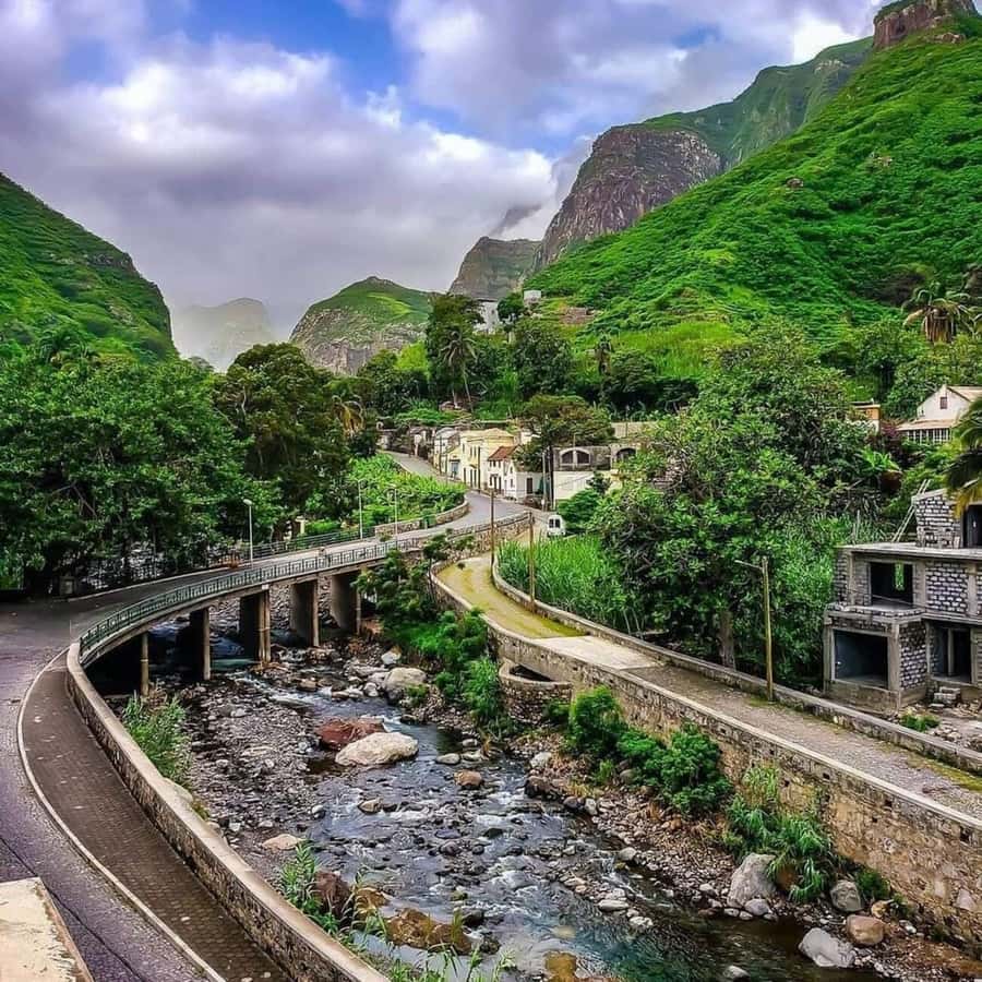 Paúl hike, the green garden - What you’ll see on the trail: crops, fruit trees, and water