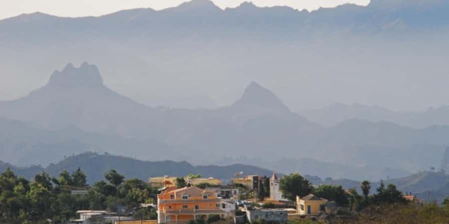 Private Hike through mountains and distant rural villages - The Valley of São Jorge descent: 4 km, 200 m down, and real quiet