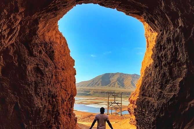 Sal Private Tour: All inclusive Salt Lake, Blue eye and Shark Bay - Miragem and Murdeira Bay: desert illusions plus views of Lion mountain