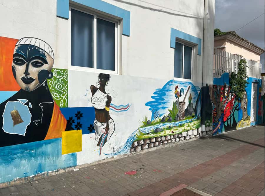 Santiago: Landscapes, Street Art, and Markets Day Trip - Pedra Badejo and the plantations: coconut water and fruit vendor moments